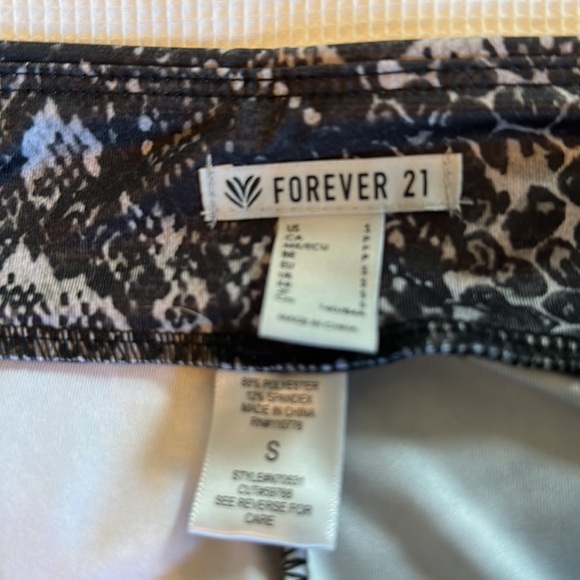 Forever 21 woman’s leggings snake print size small - Picture 4 of 8